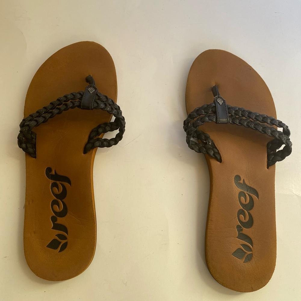 Reef size 6 brown/ black slippers.